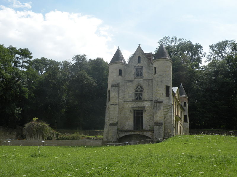 vu du chateau de merlemont avec la façade nord datant du  quinzième siècle.