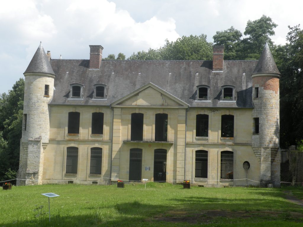Chateau de merlemont vu de face avec la façade datant de la renaissance