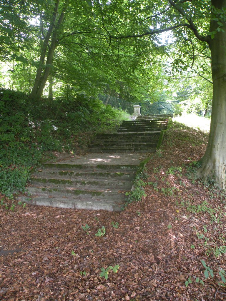escalier d'honneur du domaine de merlemont à travers les bois.