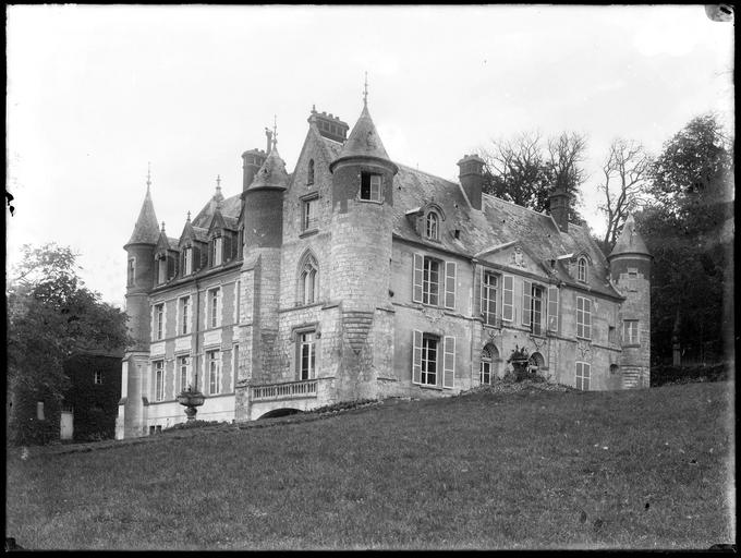 photo datant d'avant guerre avec le chateau avant les bombardements de la seconde guerre mondiale.