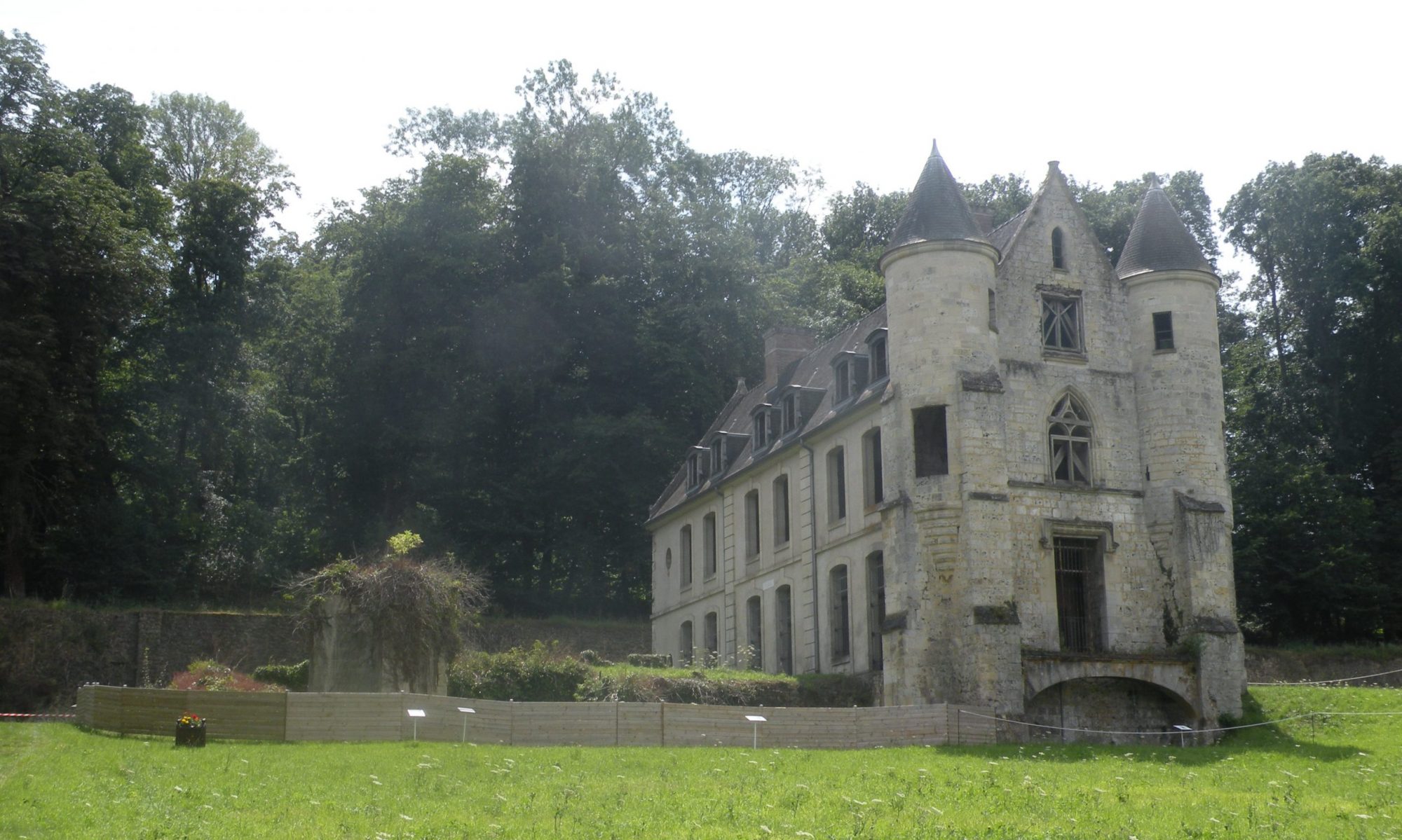 Chateau de Merlemont vu de trois quart avec la façade sud du treizieme siècle et la facade ouest du dix-septième siècle